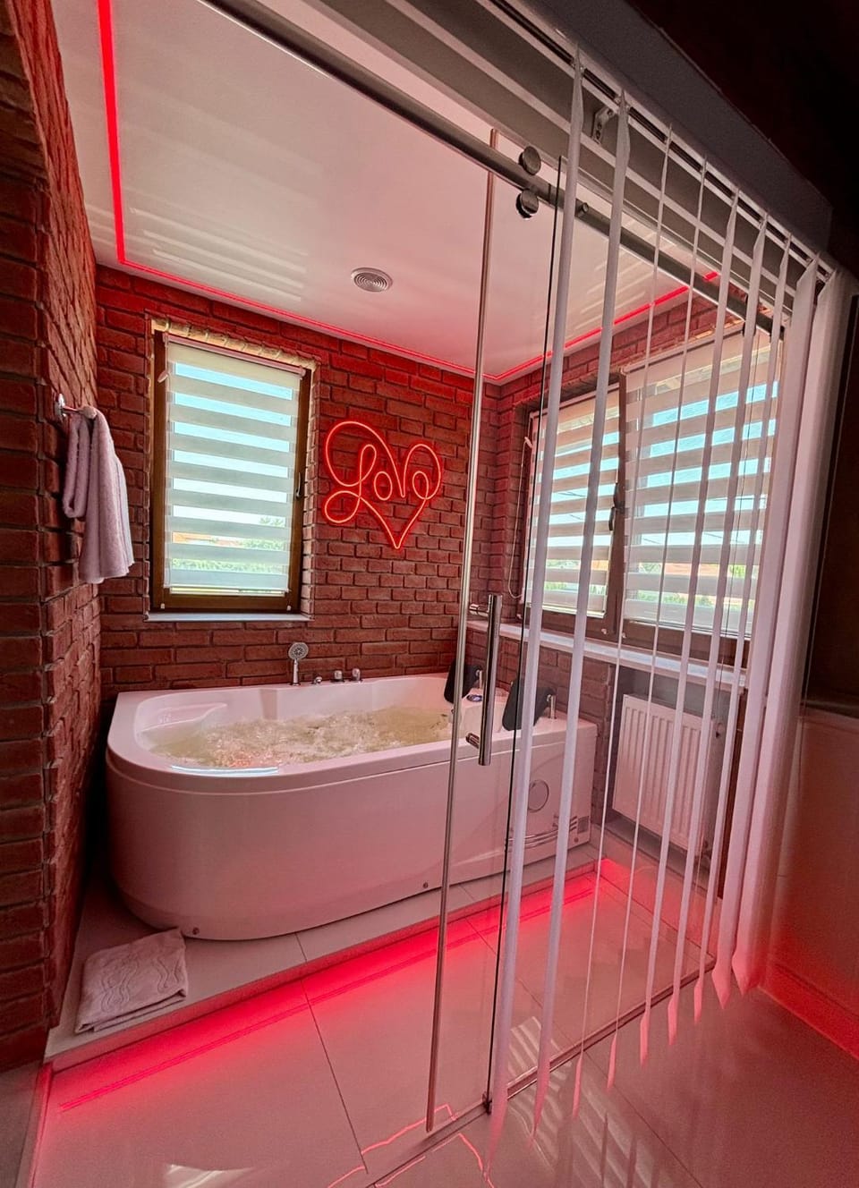 Hot Tub, Bathroom, Photo of the whole room, Seating area, towels