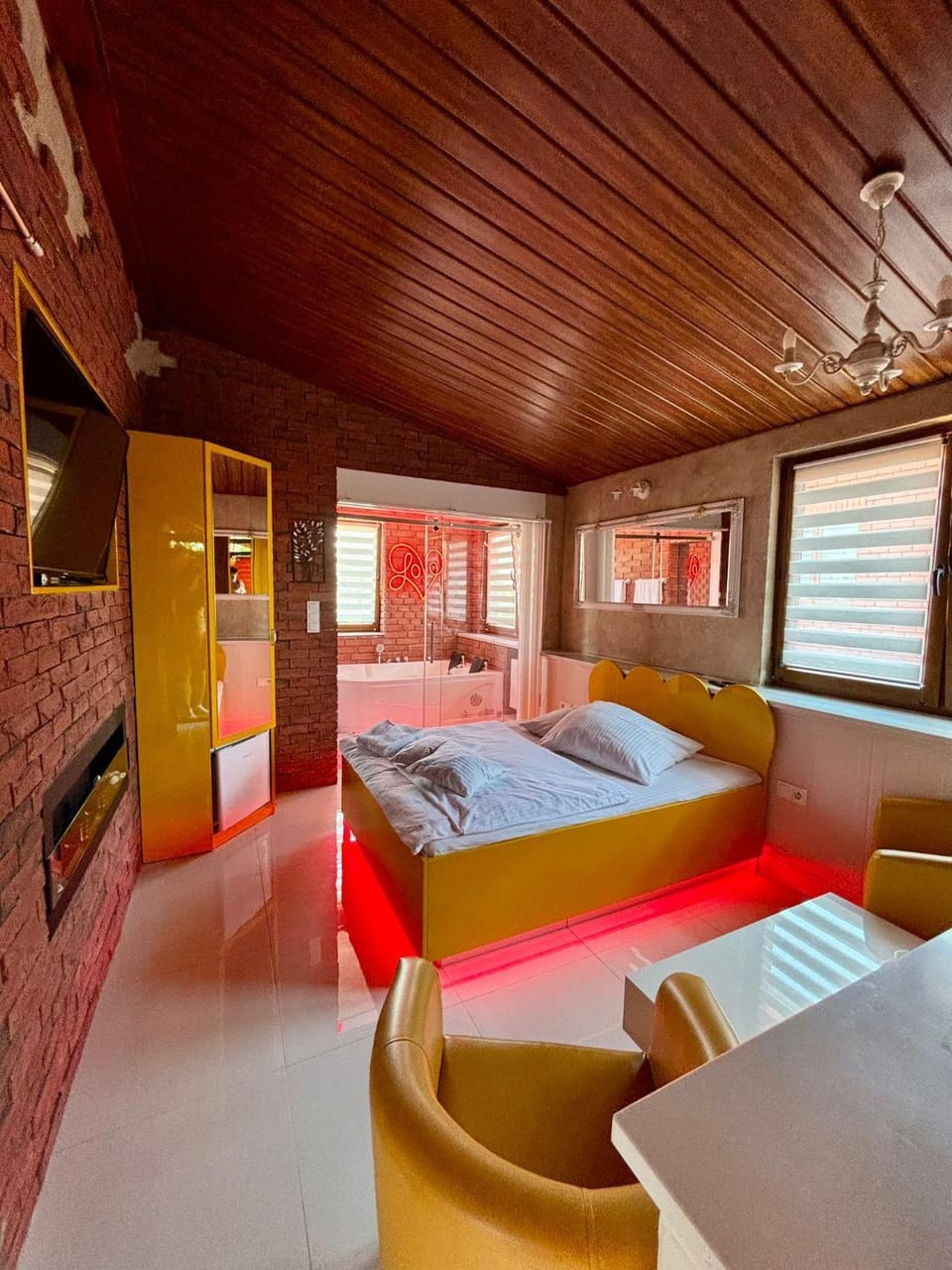 Communal lounge/ TV room, Bed, Hot Tub, Bathroom, TV and multimedia, Living room, Photo of the whole room, Seating area, Bedroom, fireplace, minibar, wardrobe