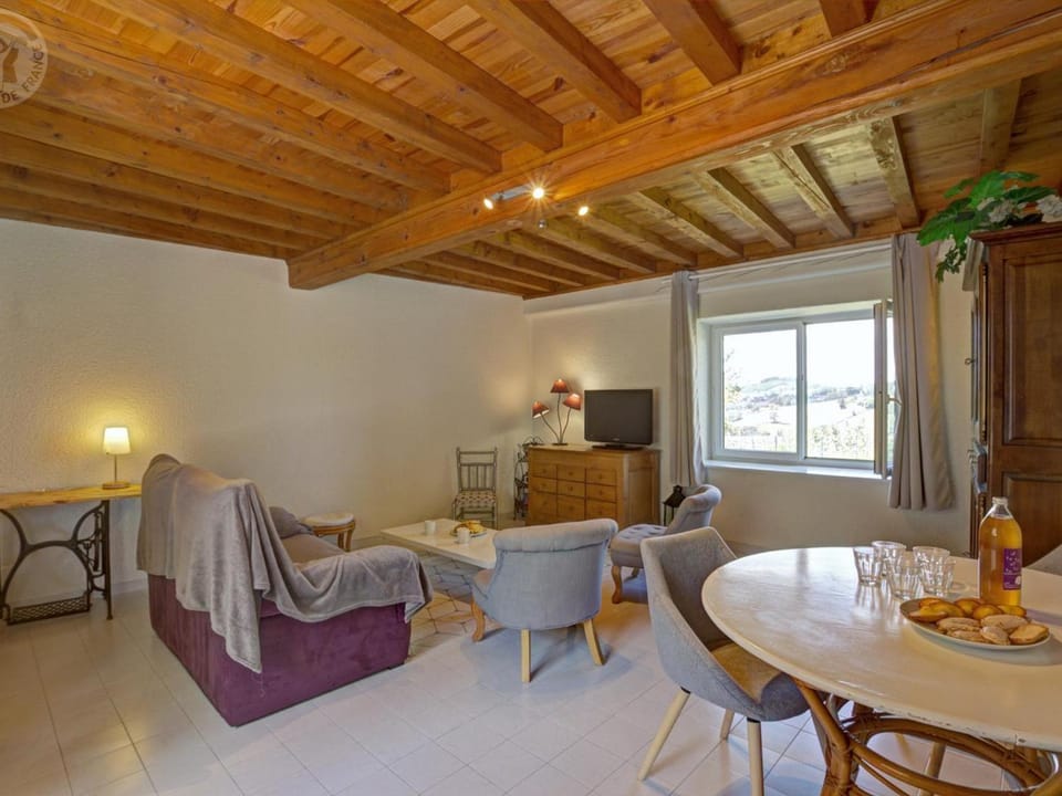 Gîte en pierres avec piscine partagée - FR-1-496-126 House in Auvergne-Rhône-Alpes