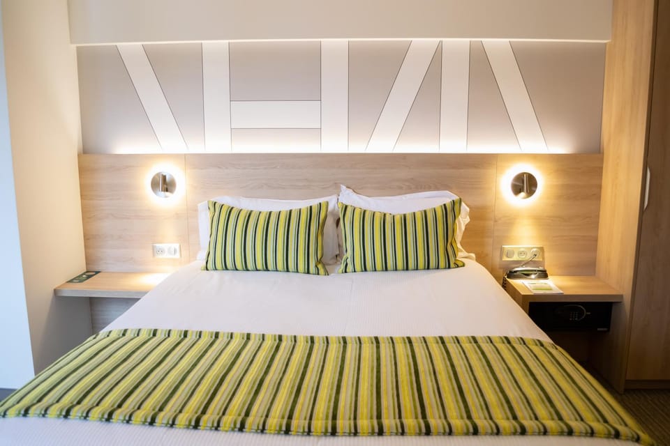Bed, Bedroom, air conditioner