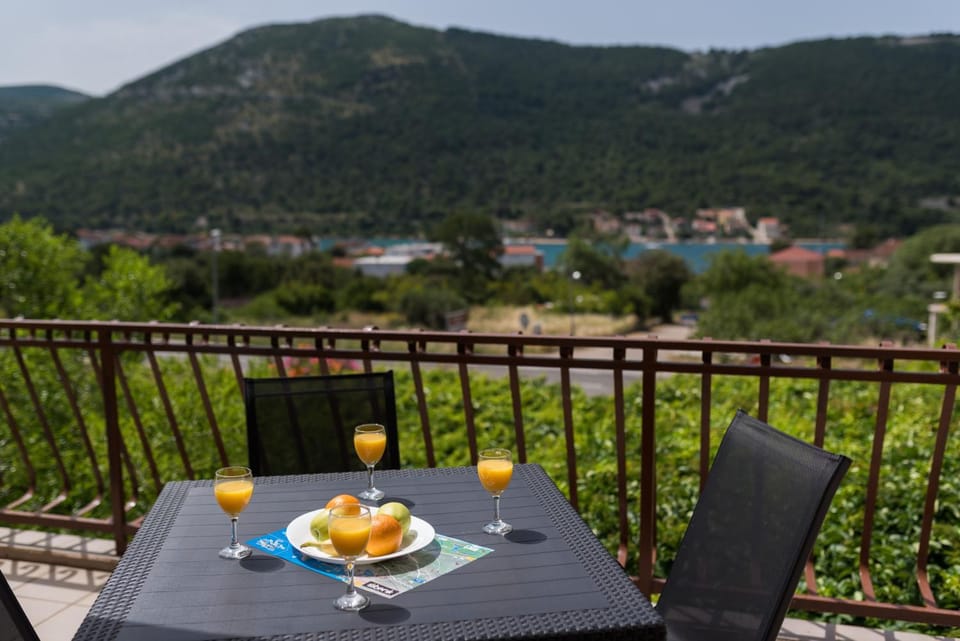 Property building, Balcony/Terrace, Sea view