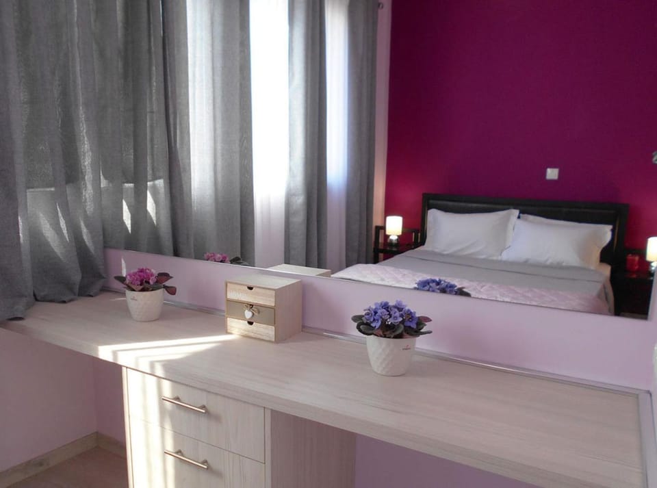 Bed, Photo of the whole room, Bedroom, Quiet street view