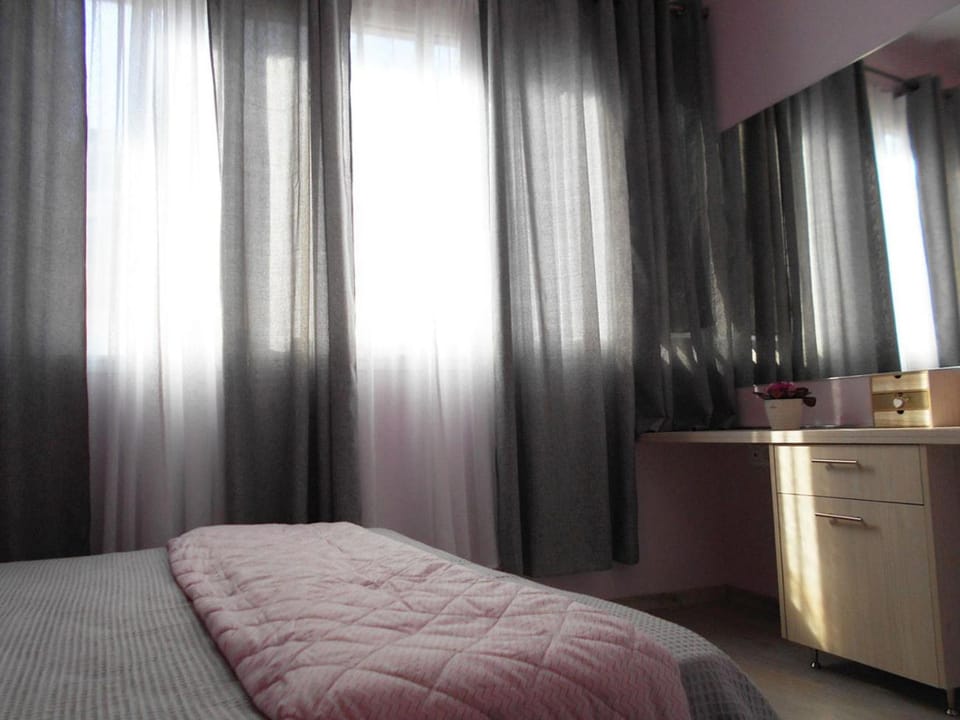 Bed, Photo of the whole room, Bedroom, Quiet street view