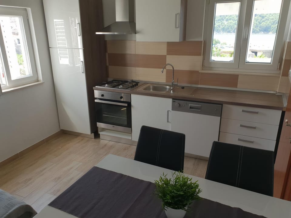 Kitchen or kitchenette, Dining area