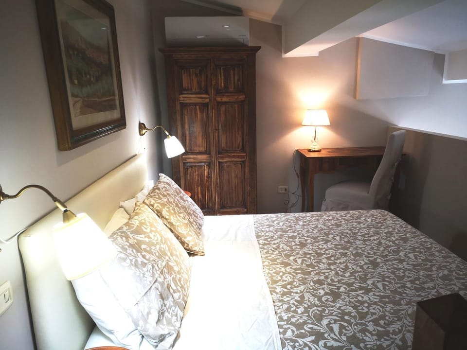 Photo of the whole room, Seating area, Bedroom