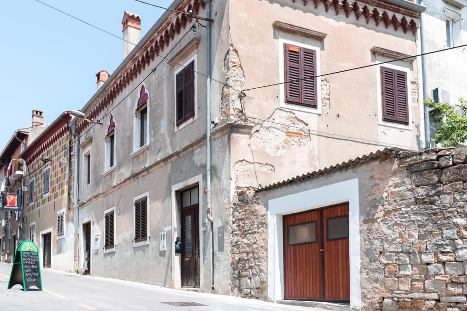 Facade/entrance