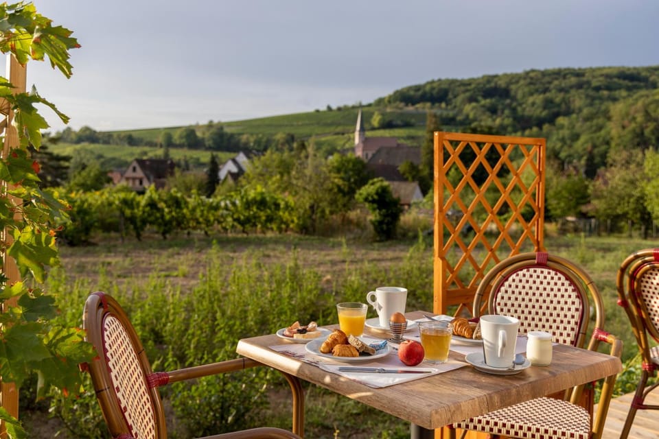 Property building, Restaurant/places to eat, Breakfast