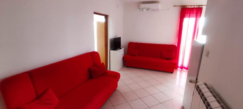 Communal lounge/ TV room, TV and multimedia, Living room, Seating area, air conditioner