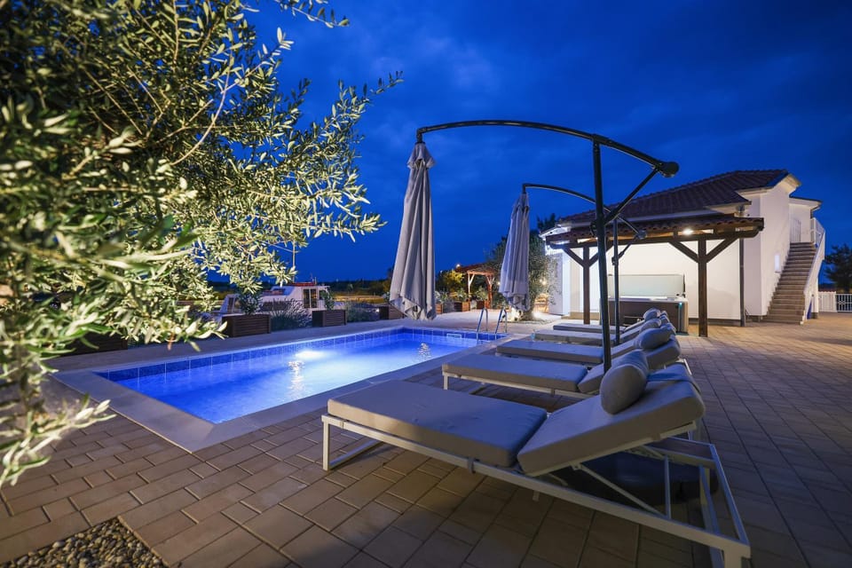 Night, Swimming pool, sunbed