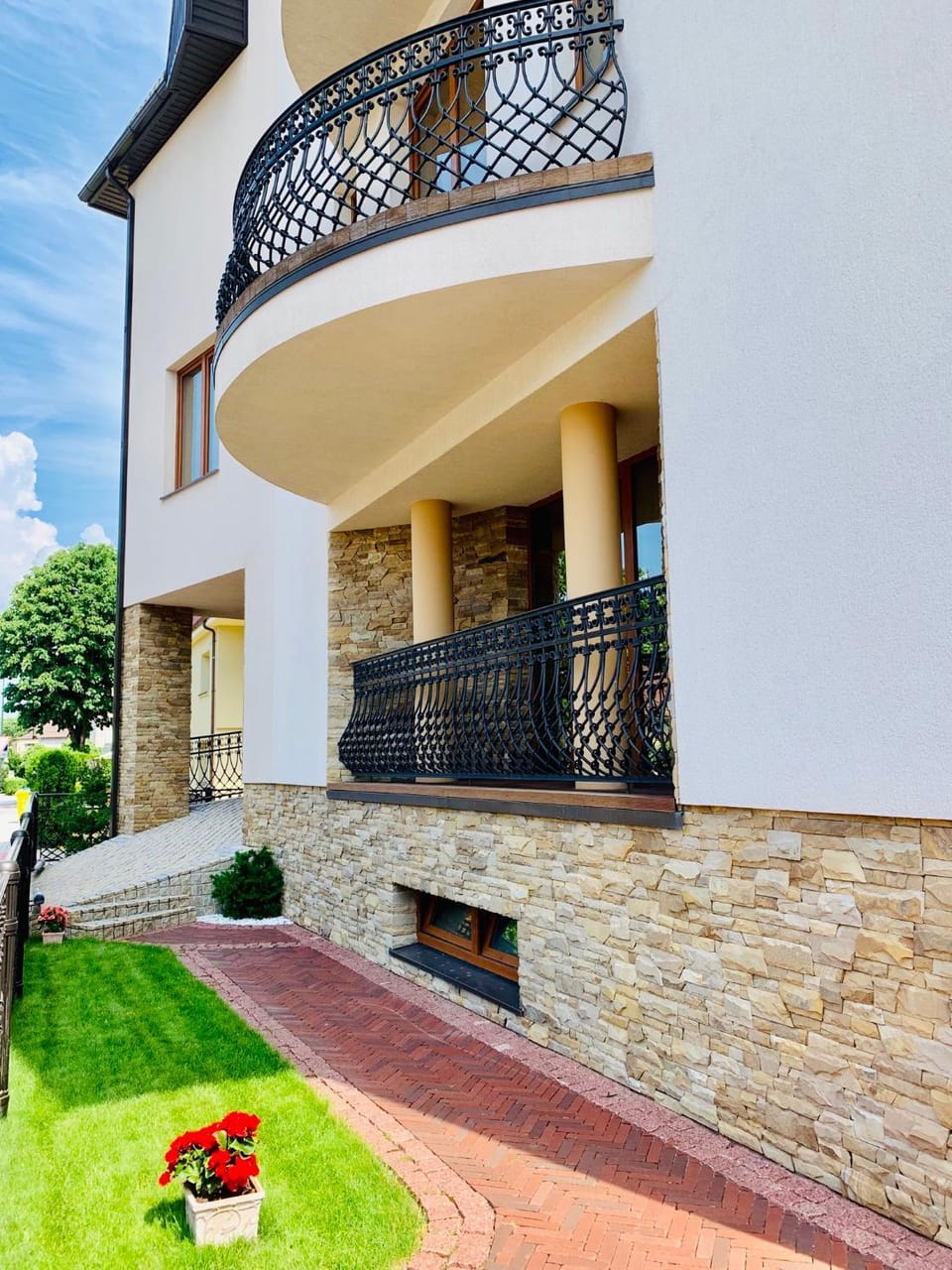 Property building, Patio, Spring, Balcony/Terrace