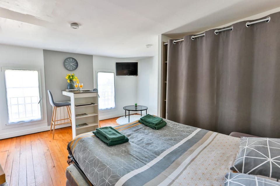 Bed, TV and multimedia, towels, wardrobe