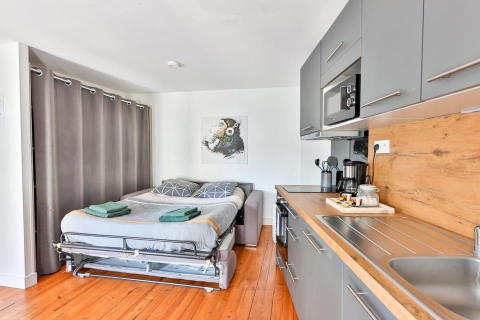 Bed, Photo of the whole room, Bedroom, kitchen