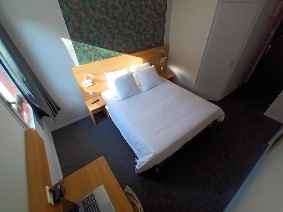 Bed, TV and multimedia, Photo of the whole room, safe