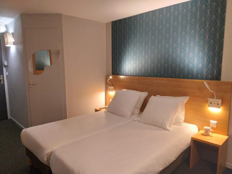 Bed, TV and multimedia, Photo of the whole room, Bedroom, safe, air conditioner