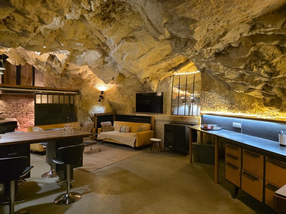 La Grotte du Moulin House in Centre-Val de Loire