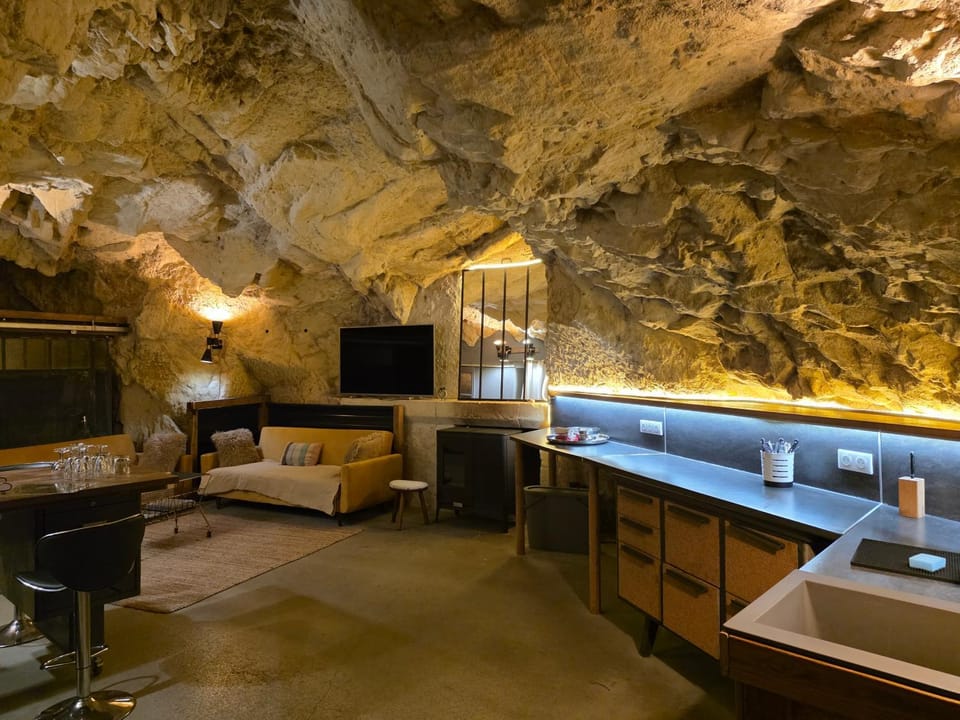 La Grotte du Moulin House in Centre-Val de Loire