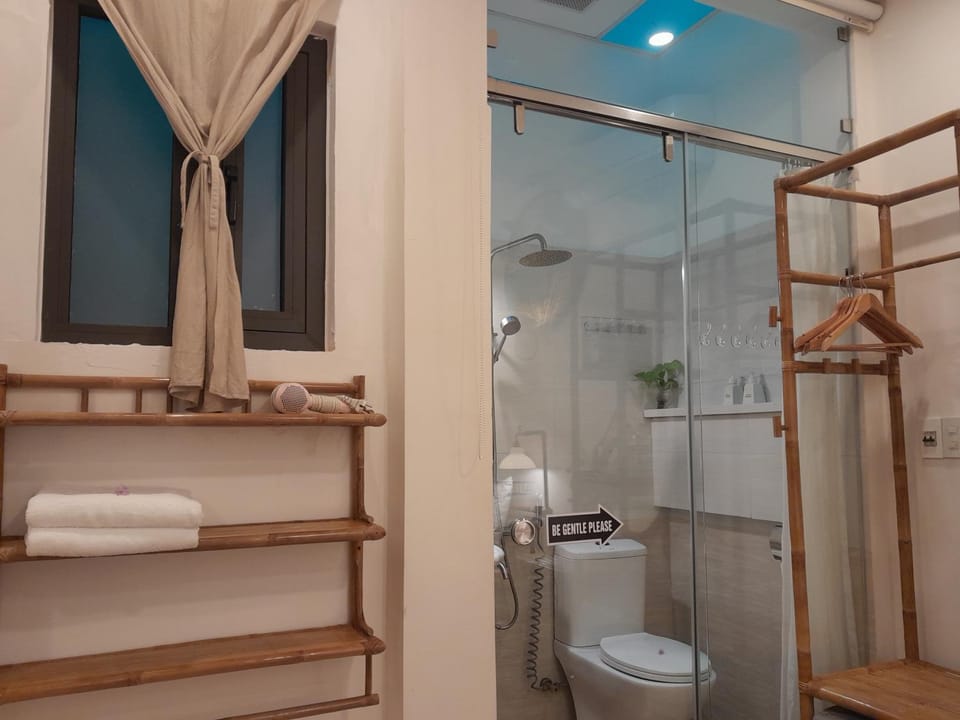 Shower, towels