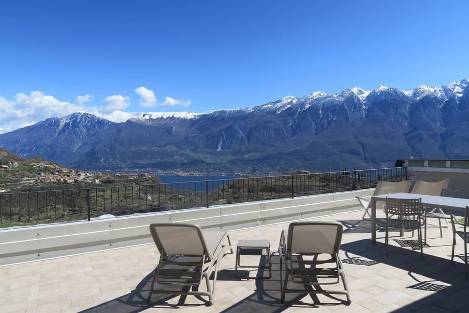 Spring, Natural landscape, Balcony/Terrace, Balcony/Terrace, Dining area, City view, Garden view, Lake view, Mountain view, sunbed