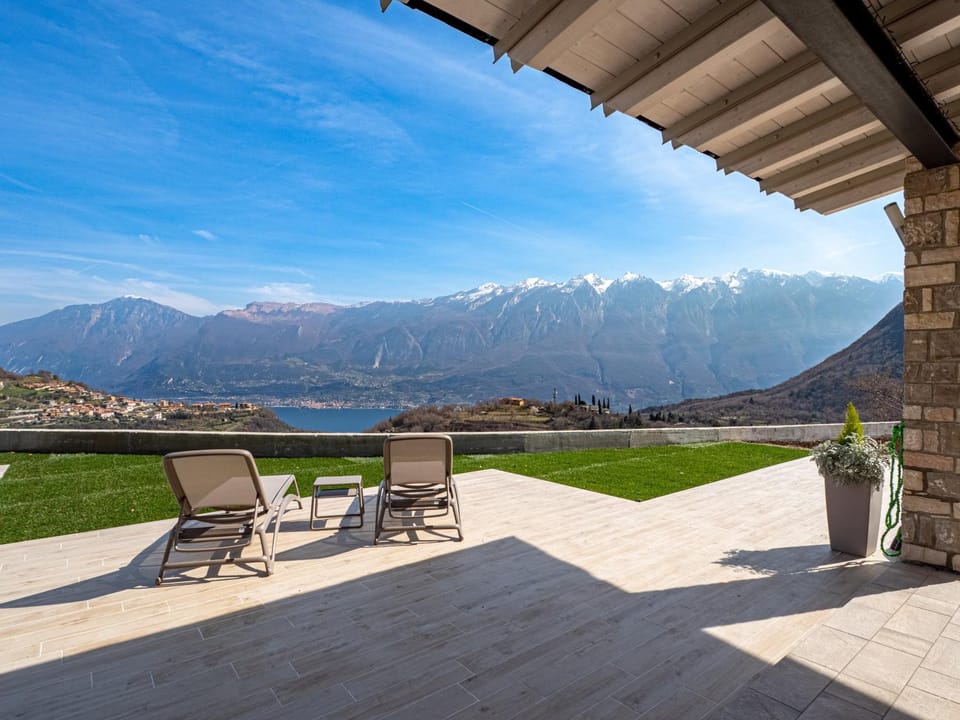 Patio, Nearby landmark, Spring, Day, Natural landscape, Garden, Solarium, View (from property/room), Balcony/Terrace, Balcony/Terrace, Dining area, Garden view, Garden view, Lake view, Lake view, Mountain view, Mountain view