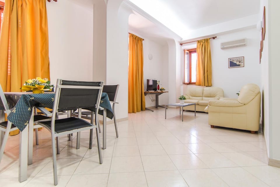 Seating area, Dining area, air conditioner