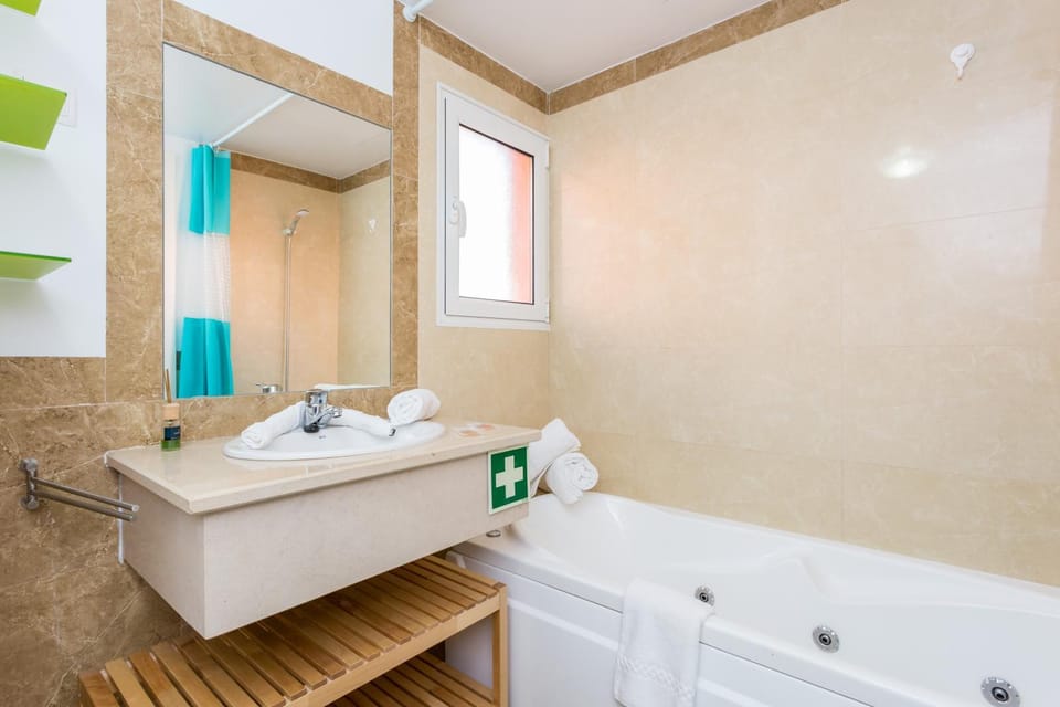 Toilet, Hot Tub, Bathroom