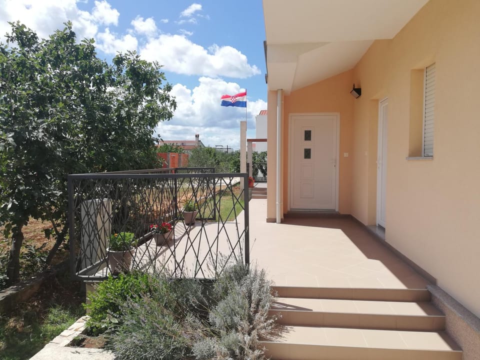 Property building, Day, Garden, Garden view
