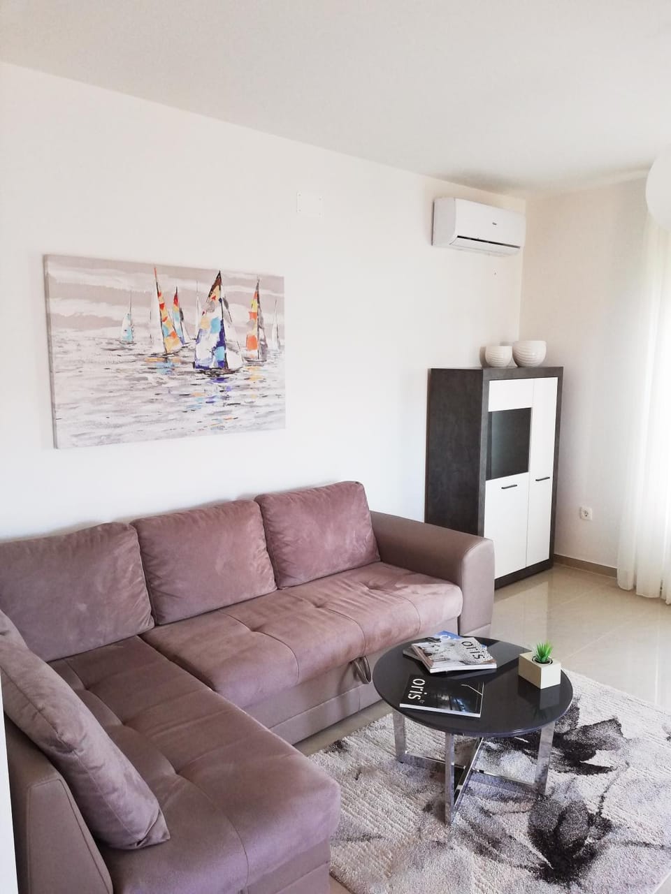 Living room, Seating area, air conditioner