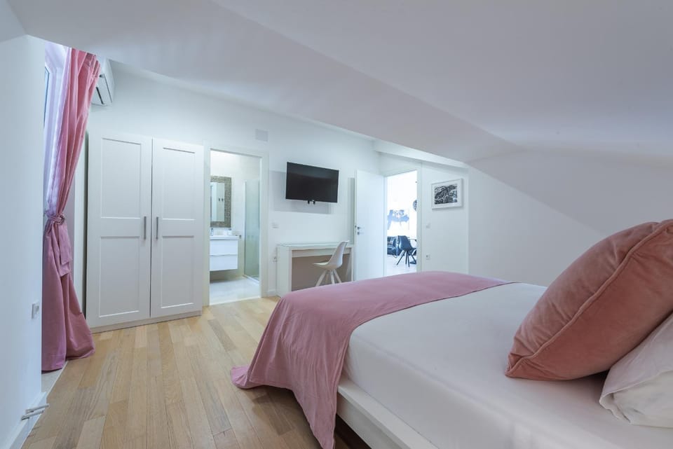 Photo of the whole room, Bedroom