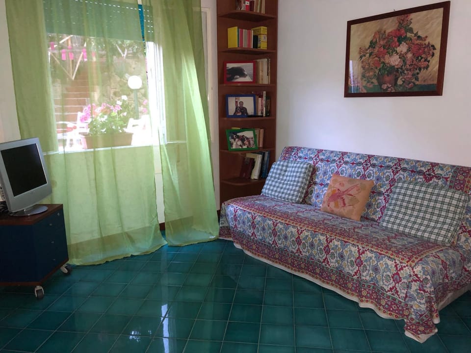 Bed, Seating area