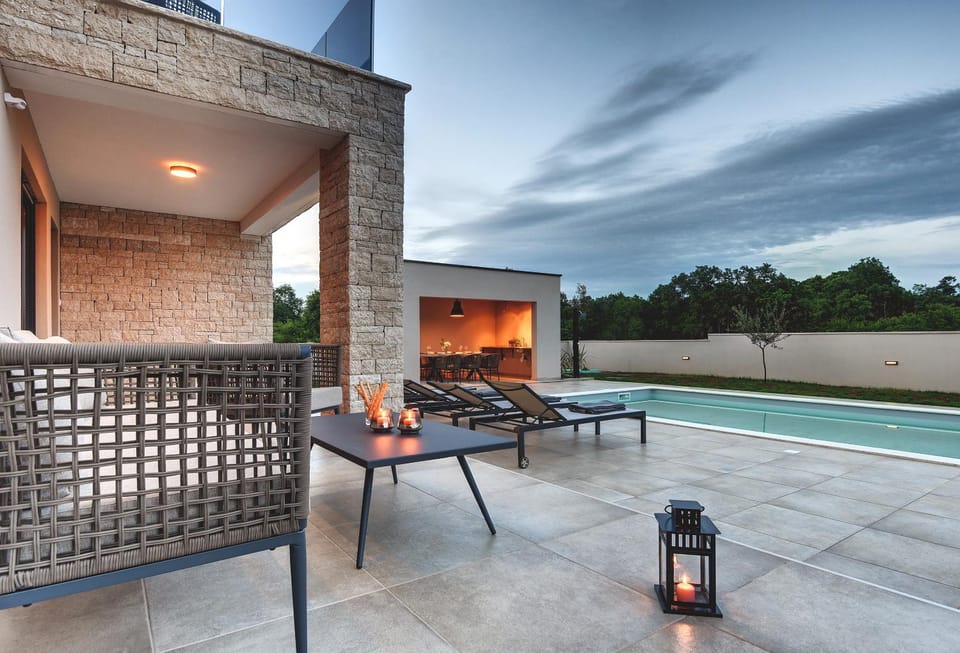 Natural landscape, View (from property/room), Balcony/Terrace, Seating area, Pool view, Swimming pool, sunbed