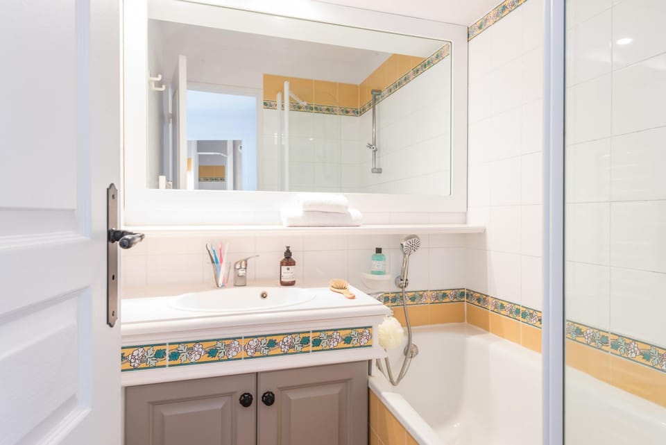 Bathroom, Bath, towels
