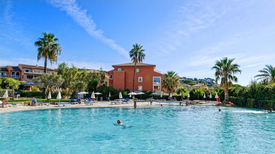 Property building, Nearby landmark, Spring, Day, People, Natural landscape, Garden, Garden view, Pool view, Swimming pool, group of guests, sunbed