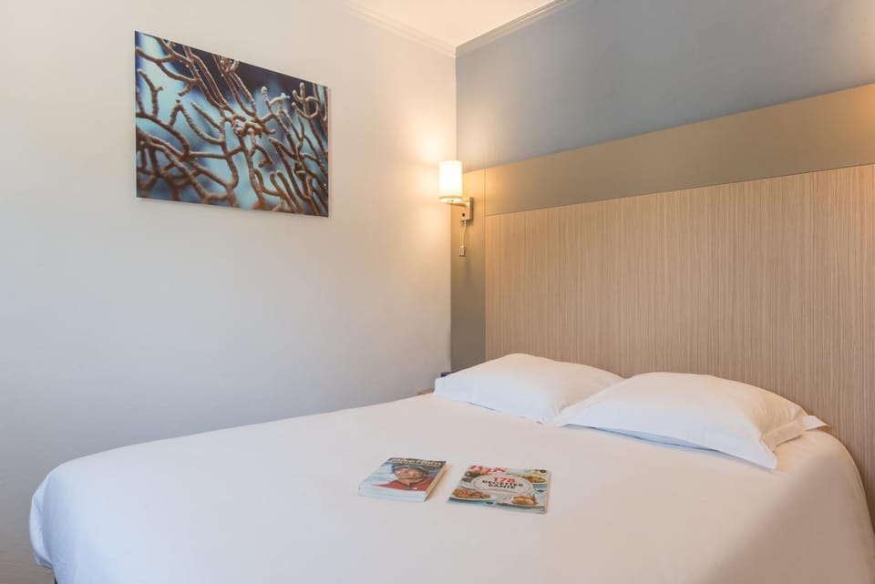 Bed, Photo of the whole room, Decorative detail, Bedroom