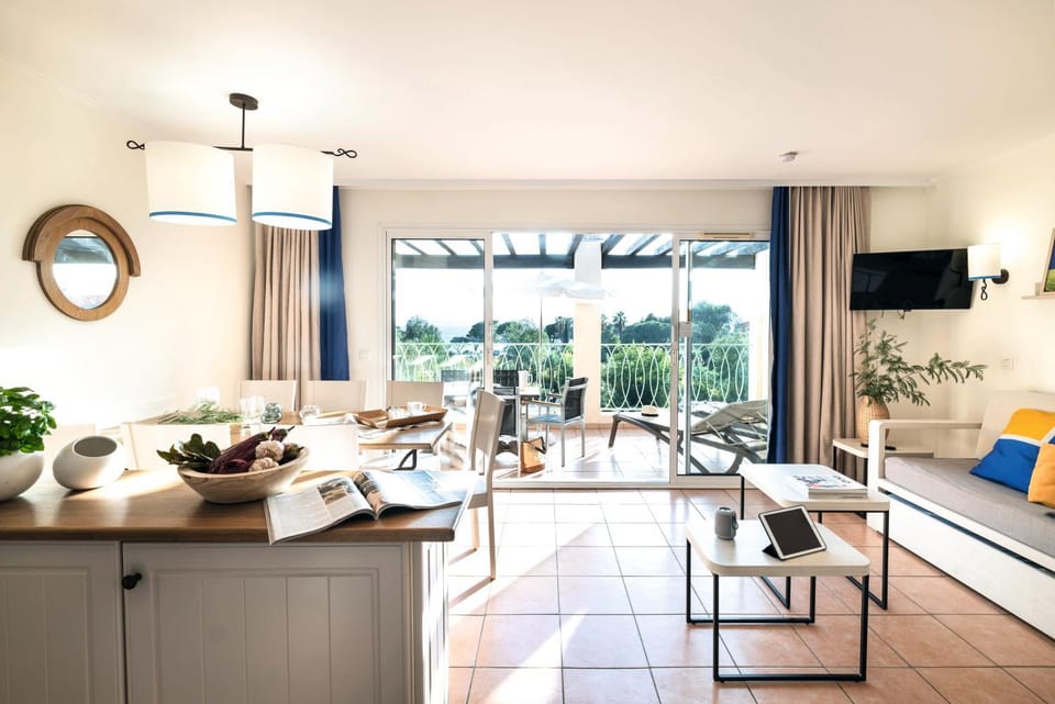 TV and multimedia, Kitchen or kitchenette, Living room, Seating area, Dining area