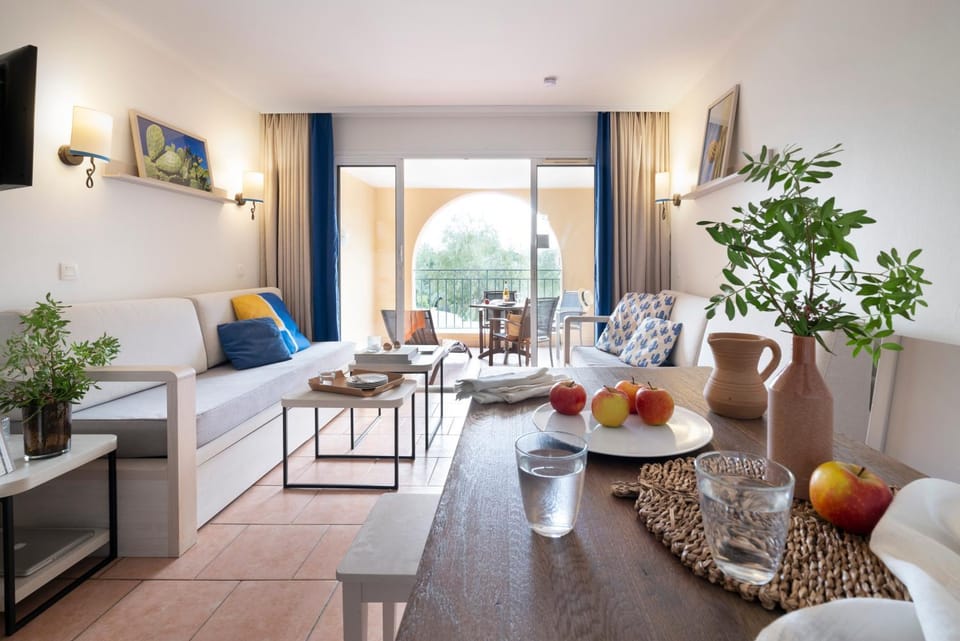 Living room, Food and drinks, Seating area, Dining area, Food, Drinks
