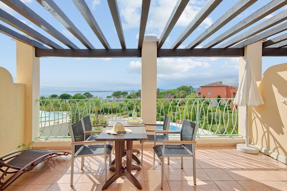 Patio, Day, Natural landscape, View (from property/room), Balcony/Terrace, Seating area, Dining area, Lake view, Mountain view, Pool view, River view, Sea view, Swimming pool, Non alcoholic drinks