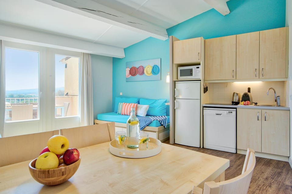 Kitchen or kitchenette, Food and drinks, Seating area, Dining area, Food, dishwasher, minibar, oven, stove