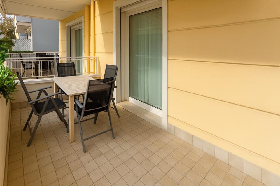 Balcony/Terrace, Dining area, Quiet street view