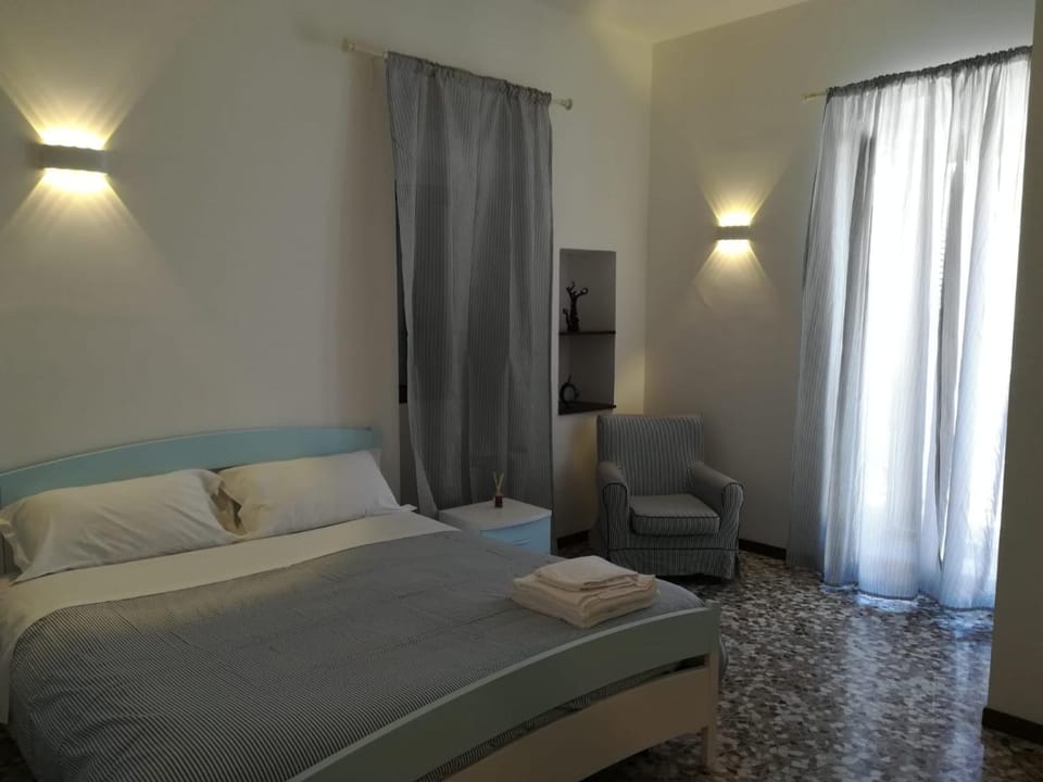 Bed, TV and multimedia, Photo of the whole room, Bedroom, towels