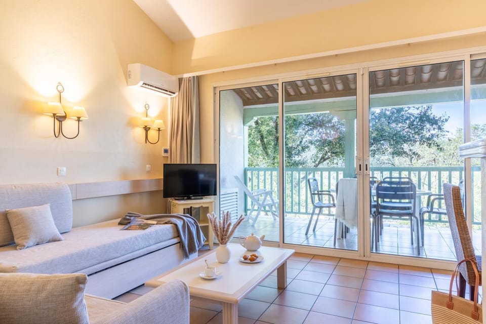 Patio, Communal lounge/ TV room, TV and multimedia, View (from property/room), Balcony/Terrace, Living room, Seating area, Dining area