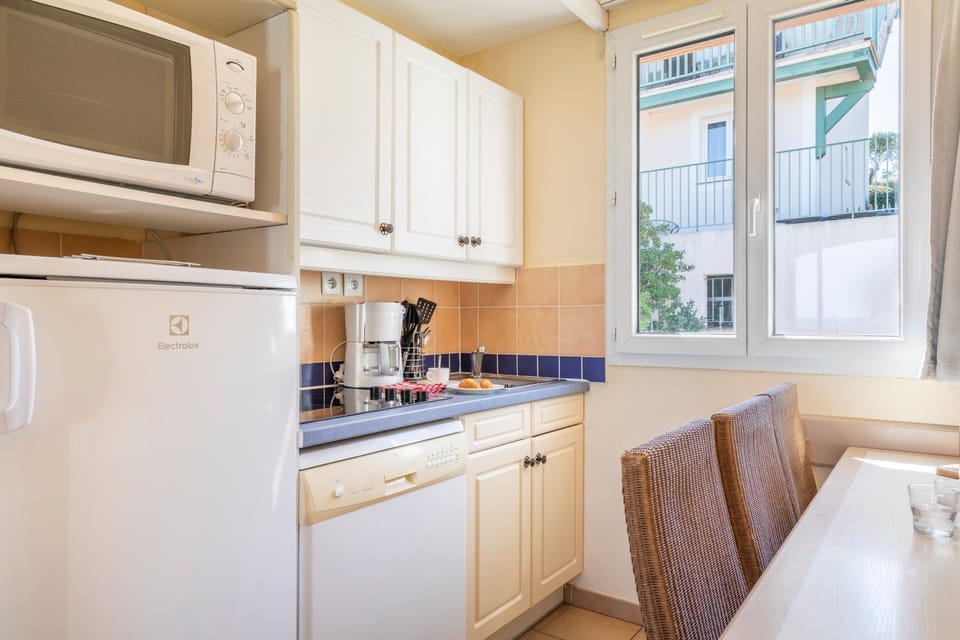 Kitchen or kitchenette, Dining area, dishwasher, toaster