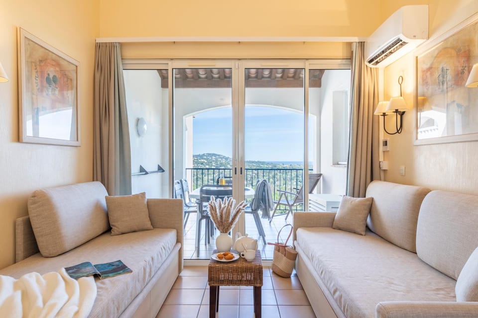 Natural landscape, View (from property/room), Balcony/Terrace, Living room, Seating area, Dining area, Sea view