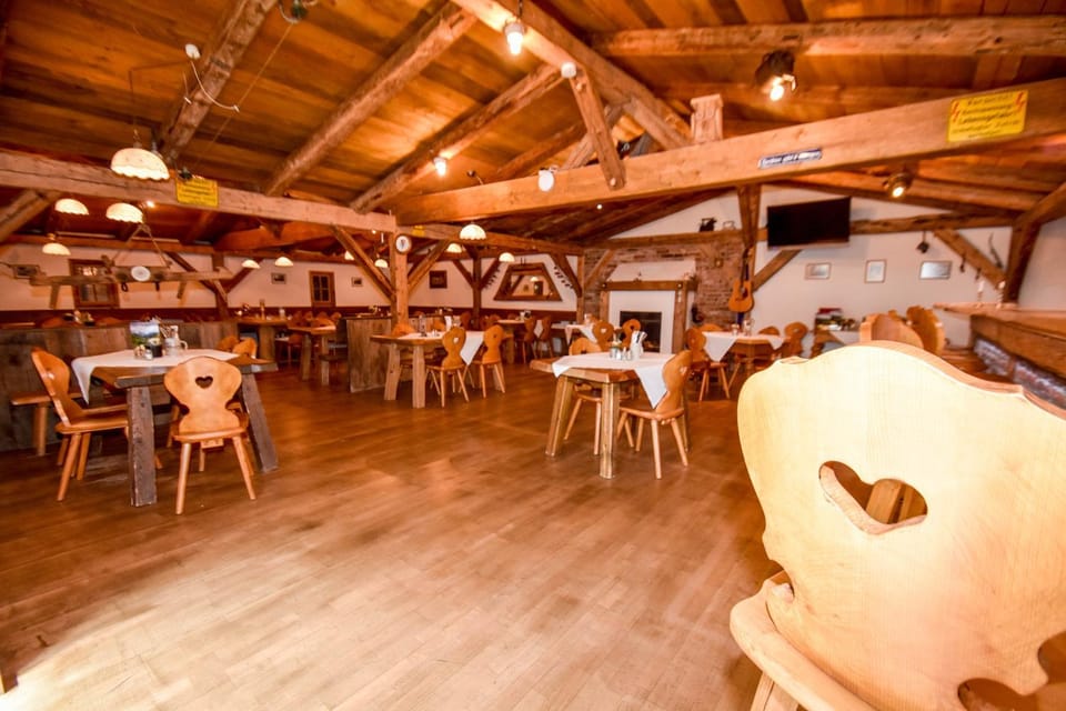 Restaurant/places to eat, Lounge or bar, Banquet/Function facilities