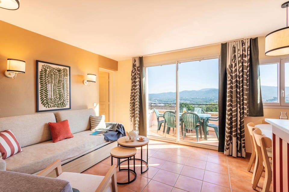 Patio, Natural landscape, View (from property/room), Balcony/Terrace, Living room, Seating area, Dining area