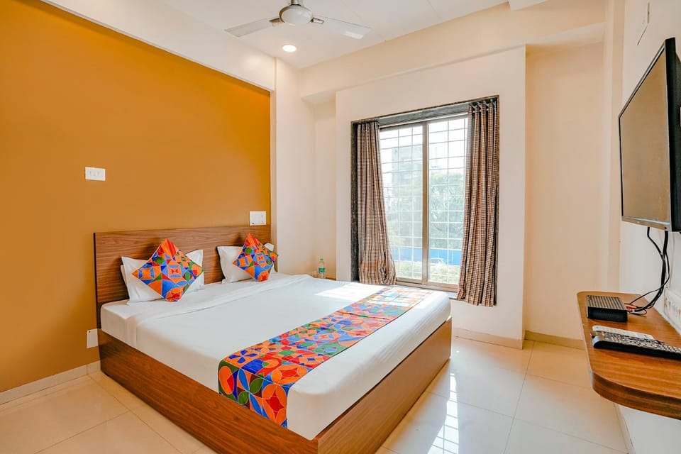 Communal lounge/ TV room, Bed, TV and multimedia, Living room, Photo of the whole room, Bedroom