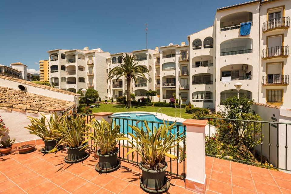 Property building, Garden, Swimming pool