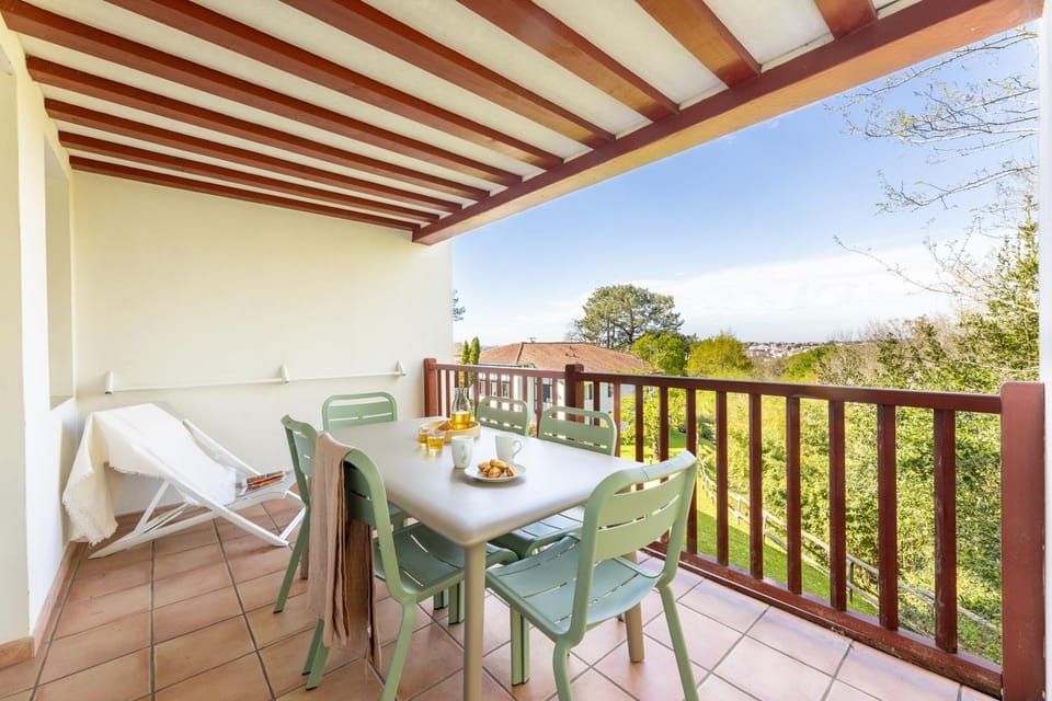 Patio, Day, Balcony/Terrace, Seating area, Dining area