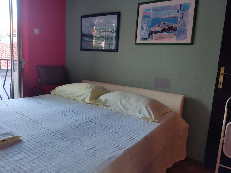 Bed, TV and multimedia, Bedroom