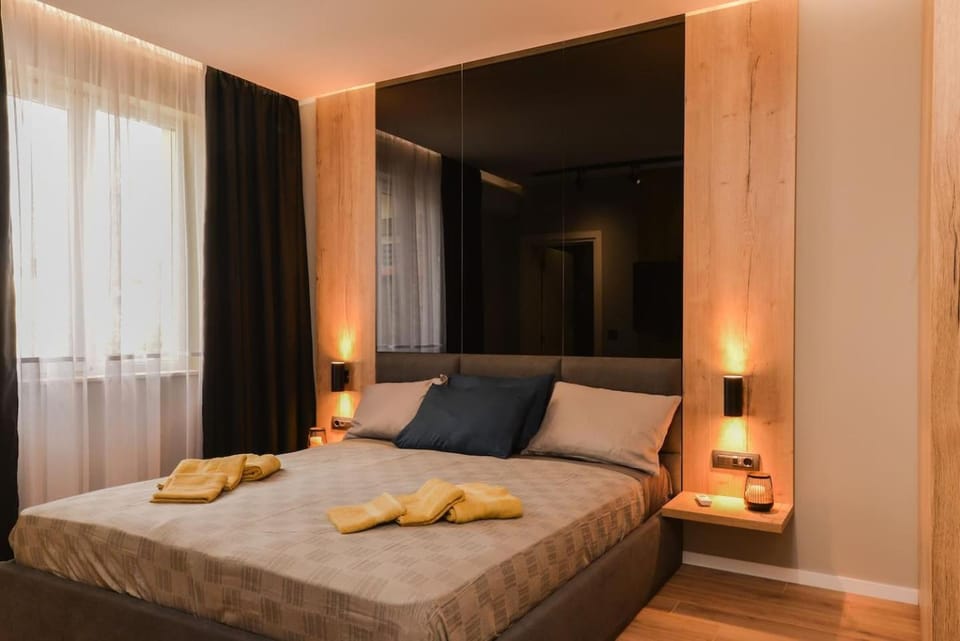 Bed, Photo of the whole room, Bedroom, towels