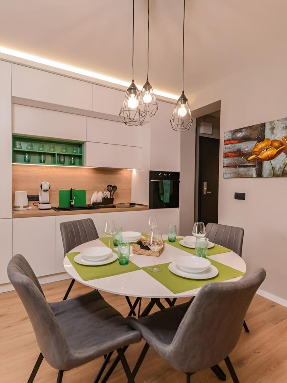 Coffee/tea facilities, Kitchen or kitchenette, Decorative detail, Seating area, Dining area